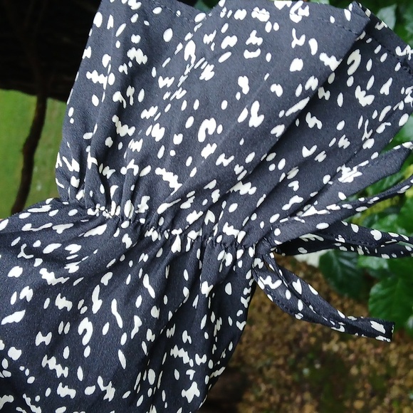 SHEIN Black and White Ruffled Tie Front Blouse Sz M NWOT - Picture 11 of 12